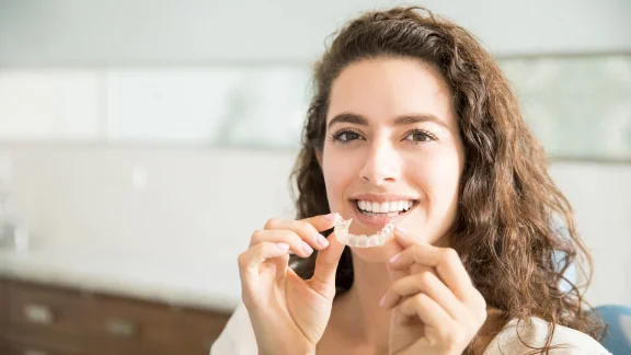 Cómo limpiar tus invisalign